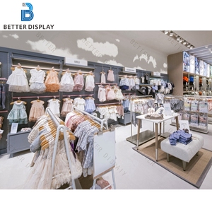 Étagères de présentation de vêtements pour bébés en bois personnalisables et élégantes avec éclairage LED pour les magasins pour enfants - Product Image 2