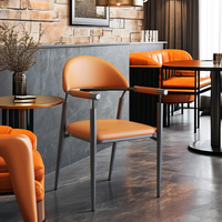 Chaise italienne légère et luxueuse pour table à thé, café en cuir souple, chaise moderne à dossier en métal.