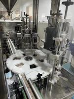 Machine de remplissage et de bouchage de boissons gazeuses à moteur pneumatique pour bouteilles en plastique PET de 10 ml à 100 ml