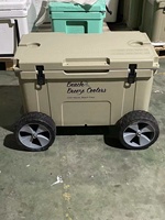 Glacière portable isotherme moderne de 78 L en plastique PE avec roulettes et motif lettres, idéale pour la pêche, les boissons, les aliments et les canettes en extérieur