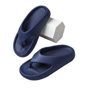 Tongs populaires en EVA injecté pour hommes – Chaussures respirantes pour adultes, été comme hiver, pantoufles plates imperméables, légères et élégantes à plateforme - Product Image 1