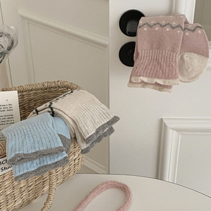 Calcetines holgados de lana para mujer, con lunares cremosos, hasta la pantorrilla, cálidos para otoño e invierno, con bloques de color y patrón Fair Isle, térmicos y absorbentes del sudor. - Product Image 1