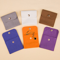 Pochette carrée élégante en microfibre, idéale pour les bijoux inspirés de la haute couture