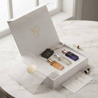 Ensemble d'emballage de parfum blanc de luxe sur mesure, boîte rigide pliable à fermeture magnétique avec insert personnalisé