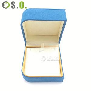 Boîte à bijoux en velours bleue personnalisée pour collier et pendentif, fabriquée en Chine, coffret de rangement pour bagues et bijoux en velours, en vente - Product Image 1