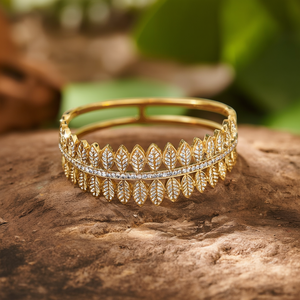 Pulsera de acero inoxidable chapada en oro con diseño de hoja y cristales con detalles de diamantes para mujer. - Product Image 3