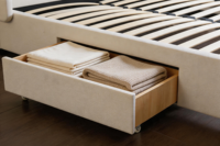 Base de Cama Queen Size de Lujo Tapizada en Terciopelo Crema con Cabecero de Alas y Almacenamiento, con Cajones para Dormitorio de Villa u Hogar