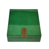 Boîte cadeau en bois laqué brillant avec doublure en velours rouge, charnière en métal doré, logo personnalisé pour le thé en briques de qualité supérieure et l'emballage de cadeaux d'affaires