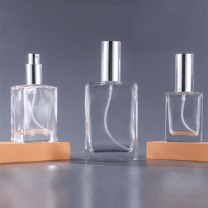 Flacons de parfum carrés vides de luxe personnalisés de conception fantaisie Flacon de parfum carré de 30ml en verre carré avec pompe de pulvérisation en argent - Product Image 5