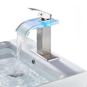 Robinet cascade en verre courbé avec siège de valve de 35 mm en cuivre, robinet de lavabo monobloc avec lumière LED - Product Image 1