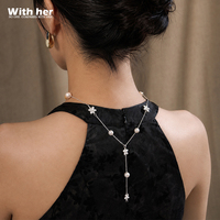 Kalung Unisex Mewah Ringan Serbaguna dengan Rantai Tulang Selangka Mutiara Imitasi, Bunga Kuningan Trendy, dan Manik-Manik Berkilau.