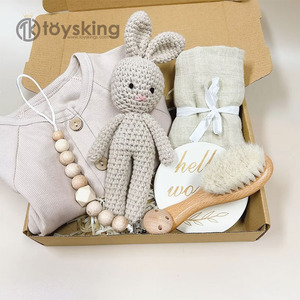 Coffret cadeau personnalisé pour nouveau-né, avec chaussures pour nouveau-né offertes, hochet-griffoir en crochet fait main, brosse, serviette en mousseline et couverture - Product Image 5
