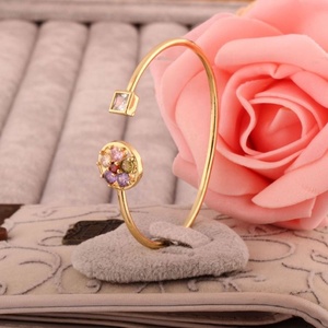 Bracelet ouvert délicat pour femme, plaqué or 18 carats, fleur incrustée de zircon, réglable, fin, tendance, minimaliste, pour soirée ou usage quotidien - Product Image 2