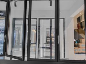 Porte coulissante pliante moderne VOBO Avant <span class=keywords><strong>Garde</strong></span> Aero Triple sans cadre en alliage d'aluminium et acier inoxydable, synchronisée pour l'extérieur des hôtels - Product Image 3