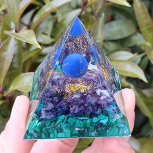 Pyramide en résine époxy avec cristal, ornement de bureau artisanal avec sphère de lapis-lazuli, améthyste, malachite, décoration d'intérieur - Product Image 3