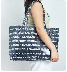 Özel Logo baskılı Polyester Tote çanta uzun döngü kolu yeniden kullanılabilir geometrik tasarım ambalaj alışveriş için mükemmel hediye fikri - Product Image 2