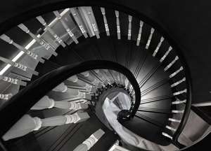 Scala Interna in Legno Massello Curvato di Noce Nero e Palissandro, Scala Moderna Prefabbricata per Appartamenti - Product Image 6