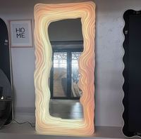 Miroir mural de salon moderne à design ondulé, couleur personnalisée, avec éclairage, en verre décoratif irrégulier, pour fête du Jour de la Terre, à poser au sol