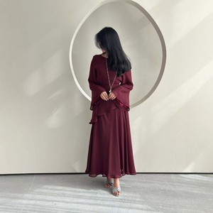 Nouvel ensemble robe deux pièces 2026 en mousseline de soie unie rouge bordeaux avec haut asymétrique et <span class=keywords><strong>jupe</strong></span> longue amincissante et élégante - Product Image 4