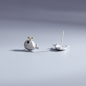 Los pendientes pequeños con diseño de ballena que rocían agua son simples, modernos, lindos, pequeños y asimétricos para mujeres. They - Product Image 4