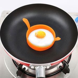 Moule à œufs ronds en silicone à double poignée pour des œufs frits parfaits - Product Image 5