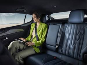 Dongfeng <span class=keywords><strong>Peugeot</strong></span> 408x 2024 Usata, <span class=keywords><strong>Berlina</strong></span> 1.5T Turbo Benzina, Interni in Tessuto Chiaro, Cerchi R17, Cambio Automatico, Guida a Sinistra - Product Image 6