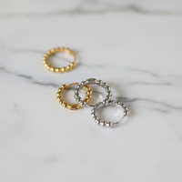 Boucles d'oreilles créoles perlées Novirassine en acier inoxydable plaqué or 18 carats, petites boucles d'oreilles créoles Huggie pour femmes, bijoux