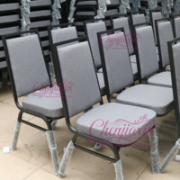 Ensemble de mobilier d'hôtel de luxe élégant, chaises et tables empilables modernes en métal noir et gris pour salles de banquet et événements