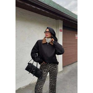 Chaqueta Negra para Mujer con Cierre y Detalle de Bolsillo - Product Image 3