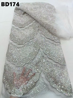 Tissu en dentelle de tulle brodé de perles et de sequins à motif festonné épais pour robes de mariée du Moyen-Orient et tenues de mariage africaines – Vente en gros