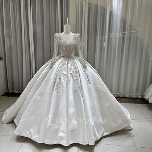 Robe de mariée OY034 exclusive moderne en satin avec appliques de dentelle et cristaux, manches longues, traîne chapelle et fleurs - Product Image 1