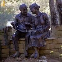 Statue de couple âgé en bronze grandeur nature assis sur un banc, design personnalisé, décoration extérieure, en vente