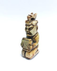 Figurine de chaman en jade sculptée à la main avec coiffe animale, art rituel chinois ancien pour collectionneur de musée et exposition - Product Image 3