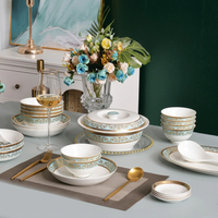 Service de table de luxe léger d'inspiration occidentale, 29 pièces, en porcelaine fine émaillée de style européen, avec décor doré en relief
