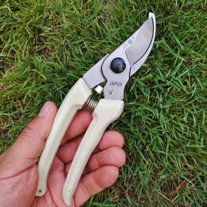 กรรไกรตัดแต่งกิ่งยามาฟูจิ 130 แบบญี่ปุ่น ผลิตจากเหล็กกล้าไร้สนิม สำหรับตัดแต่งกิ่งไม้ผล ดอกไม้ และกิ่งก้าน ขนาด 20-30 มม. - Product Image 4