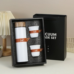 Ensemble <span class=keywords><strong>cadeau</strong></span> de luxe haut de gamme : Bouteille isotherme en acier inoxydable 500 ml avec 2 tasses, couvercle élégant effet bois, logo personnalisé, <span class=keywords><strong>cadeau</strong></span> d'affaires - Product Image 4