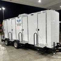 Remorque mobile de toilettes extérieures portables de style européen pour parcs en matériau de panneau sandwich