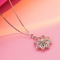 Pendentif en or 18 carats en forme de pétale creux avec perle d'eau douce et diamant de laboratoire, pavé de diamants, style bohème antique romantique, bijoux personnalisés pour mariage