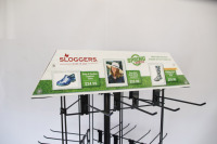 Présentoir rotatif personnalisé pour tongs, idéal pour la vente en extérieur / Présentoir au sol avec crochets en fil métallique pour suspendre les tongs