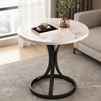 Table basse en marbre extrêmement sobre et esthétique, table ronde gigogne en verre, pieds dorés, mobilier d'intérieur pour salon