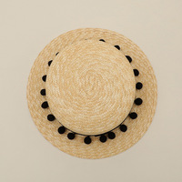 Topi Jerami Alami Berbahan Jerami Gandum, Model Pom Pom Hitam Manis, Pinggiran Kecil, Cocok untuk Wanita, Liburan Musim Panas, Pelindung dari Sinar Matahari