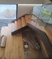 VIKO moderne préfabriqué antidérapant et résistant à l'usure Installation rapide Escalier à double limon en chêne