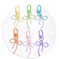 Nouveau porte-clés en alliage creux avec nœud en ruban pour décorations de sac colorées et mignonnes, vente en gros disponible