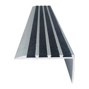 Profilés de marche en métal noir antidérapants, profilés de marche en forme de nez de bœuf, profilés de marche personnalisés pour marches en béton, bordure de marche, disponibles en OEM et ODM - Product Image 3