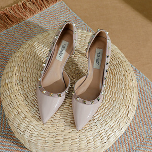 Zapatos de tacón alto de charol nude sin cordones para mujer, primavera/verano 2026, sexy, de tacón de aguja, con punta, recortes laterales y tachuelas, ultra altos. - Product Image 5