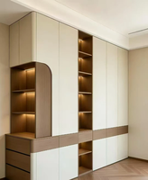 Armoire intégrée moderne pliable sur mesure avec bureau, étagères ouvertes LED, en noyer crème, armoire de rangement d'angle incurvée pour chambre d'appartement