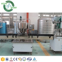 Machine de rinçage, remplissage et bouchage de bouteilles d'eau minérale pure et naturelle, type sport, rondes, de 1,5L et 2L, avec capacité de 1500 bouteilles par heure, 12 têtes de remplissage