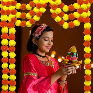 Guirlande de porte artificielle en fleurs de souci de 60 pouces de long avec clochettes en plastique pour décoration de porte de mariage - Vente en gros - Product Image 3