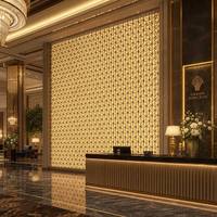 Panneau mural décoratif rétroéclairé par LED avec anneau en verre dépoli et disque en marbre, cadre en acier inoxydable poli pour mur d'accentuation de hall d'hôtel