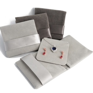 Petit sac à bijoux en microfibre personnalisé avec logo, pochette en velours à rabat pour boucles d'oreilles, colliers, bracelets et bagues - Product Image 3